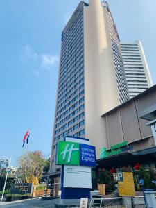 深圳深圳东门智选假日酒店的前面有标志的大建筑