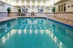 格兰福克大福克斯智选假日酒店及套房的酒店设有一个灯光大型游泳池