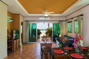 里瓦斯Villas Iguana A-2 Beachfront Condo的客厅配有沙发和桌子