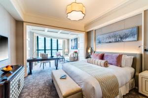 胡志明市卡拉维拉西贡酒店的酒店客房设有一张大床和一张书桌。