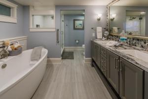 卡纳维拉尔角假日旅馆俱乐部卡纳维拉尔角海滩度假酒店的一间带两个盥洗盆和大镜子的浴室