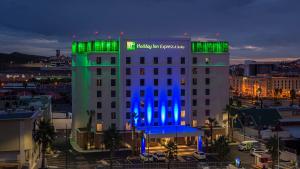 奇瓦瓦奇瓦瓦尤文智选假日酒店的建筑上灯亮蓝色,绿光亮