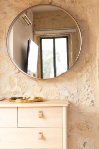 贝尔谢巴Sapir Boutique Apartments的浴室设有石墙,配有圆镜子