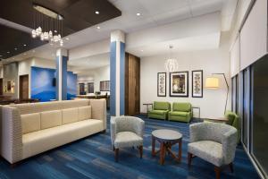 麦卡伦Holiday Inn Express & Suites - McAllen - Medical Center Area, an IHG Hotel的医院的大厅,里面配有沙发和椅子