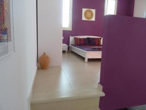 PetrokefaloEntire independent maisonette near Heraklion Pottery Classes的客厅设有紫色墙壁和沙发