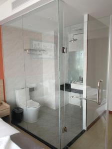 西哈努克PACI Hotel&SPA的带淋浴、卫生间和盥洗盆的浴室