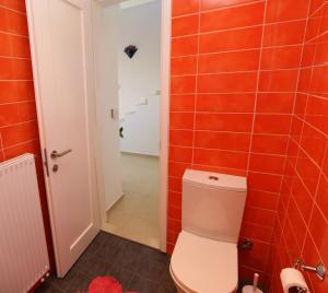PetrokefaloEntire independent maisonette near Heraklion Pottery Classes的浴室设有卫生间和红色瓷砖。