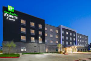 拉伯克Holiday Inn Express & Suites Lubbock Central - Univ Area, an IHG Hotel的医院快车和套房的办公楼