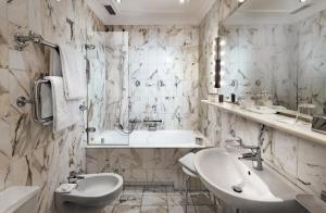 科隆恩斯特·艾玛·多姆伊克赛尔瑟酒店的一间带水槽、淋浴和卫生间的浴室