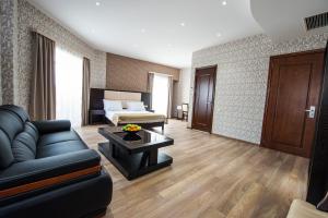 第比利斯第比利斯酒店的客厅配有沙发和1张床