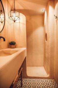 哈维亚Nomad Hotel - Xábia Port的一间带水槽和淋浴的浴室