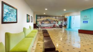 苏尔拉斯阿尔卡金兹海龟保护区酒店的客厅配有沙发和桌子