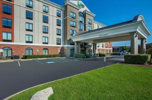 莱巴嫩Holiday Inn Express & Suites Lebanon-Nashville Area, an IHG Hotel的大楼前带遮篷的酒店停车场