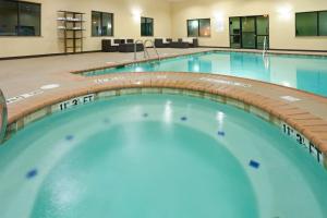 拉伯克Holiday Inn Express & Suites Lubbock West, an IHG Hotel的一个带游泳池的酒店客房内的大型游泳池