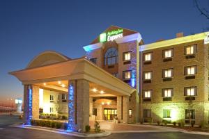拉伯克Holiday Inn Express & Suites Lubbock West, an IHG Hotel的夜间酒店 ⁇ 染