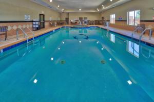 拉伯克拉伯克南部智选假日酒店的蓝色海水大型游泳池