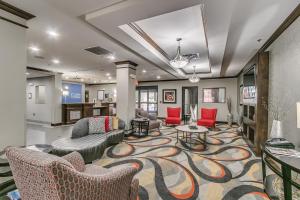 拉伯克拉伯克南部智选假日酒店的客厅配有沙发、椅子和桌子