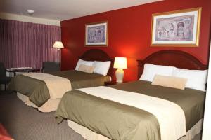 查塔姆萨克森汽车旅馆的红色墙壁的酒店客房内的两张床