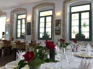 内里吉恩特里夫林酒店的用餐室,配有红色鲜花的桌子