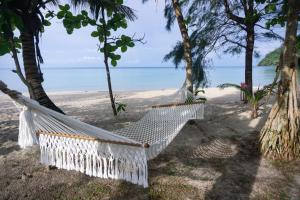 库德岛I-Lay House Koh Kood的海滩上的吊床,背景是大海