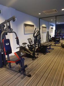 七岩Cher Resort SHA Plus Certified的一间健身房,里面配有几台跑步机