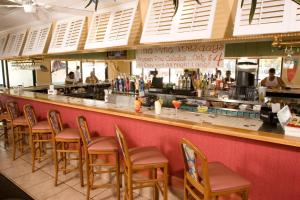 维洛海滩Ocean Breeze Inn Vero Beach的餐厅内带木凳的酒吧