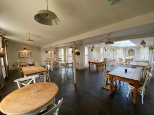德比Kedleston Country House B&B的用餐室配有木桌和椅子