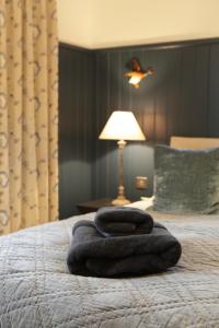 GlasburyCwmbach Lodge luxury B&B的床上的一大堆毛巾