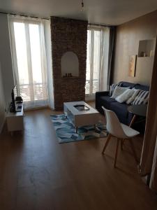 马赛appartement renové , quartier historique du panier , centre-ville的客厅配有沙发和桌子