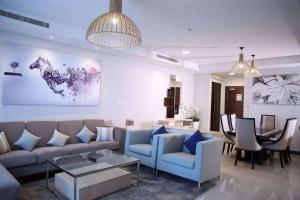 麦纳麦Gulf Executive Hotel & Residence Juffair的客厅配有沙发和桌子