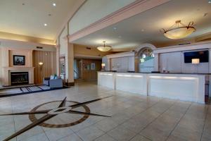 圣凯瑟琳市Holiday Inn Hotel & Suites St.Catharines-Niagara, an IHG Hotel的带壁炉的大客厅和厨房