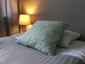 凯米河鲈酒店的床上的枕头