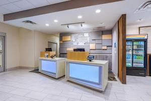 埃尔克哈特Holiday Inn Express & Suites - Elkhart North, an IHG Hotel的医院的候诊室,有两个柜台