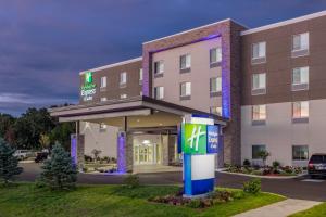 埃尔克哈特Holiday Inn Express & Suites - Elkhart North, an IHG Hotel的酒店前方的 ⁇ 染