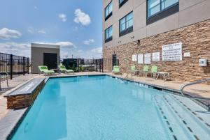 沃思堡Holiday Inn Express & Suites Fort Worth North - Northlake, an IHG Hotel的大楼前的游泳池