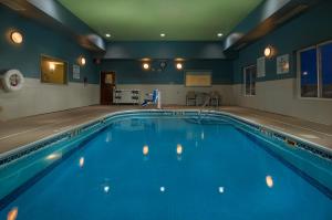 劳伦斯劳伦斯智选假日酒店的蓝色海水大型游泳池