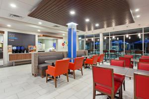 Holiday Inn Express & Suites - Moses Lake, an IHG Hotel餐厅或其他用餐的地方
