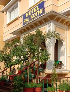 Hotel Raj Kothi Jaipur airport外面的花园