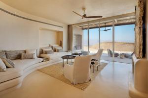 Shaharut撒哈鲁特六善酒店的客厅配有沙发和桌椅