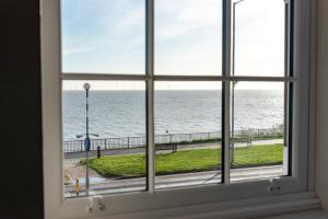 滨海克拉克顿金斯克利夫酒店的从客房的窗户可欣赏到海景