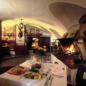 阿尔滕马克特蓬高伽斯霍夫马克特维特酒店的餐桌,餐桌上放着一盘食物,壁炉
