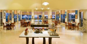 Ḩilf马斯拉岛度假酒店的餐厅内带桌椅的用餐室