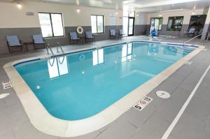奥马哈奥马哈南罗尔斯顿竞技场智选假日酒店的大楼里一个蓝色的大泳池