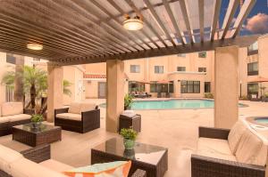 卡尔斯巴德卡尔斯巴德海滩智选假日套房酒店的一个带游泳池和庭院家具的户外庭院