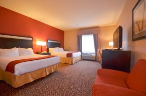 Holiday Inn Express & Suites Pine Bluff/Pines Mall, an IHG Hotel客房内的一张或多张床位