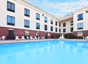 派恩布拉夫Holiday Inn Express & Suites Pine Bluff/Pines Mall, an IHG Hotel的酒店前方的大型游泳池