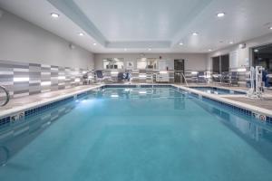 布赖顿Holiday Inn Express & Suites - Denver NE - Brighton, an IHG Hotel的蓝色海水大型游泳池