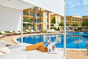 萨科马CM Mallorca Palace - Only Adults的享有酒店游泳池的景色