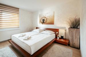 卢布尔雅那Apartments in Villa Olimp的卧室设有一张白色大床和一扇窗户。