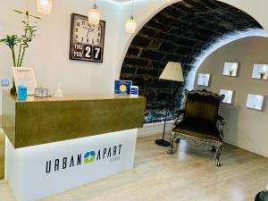 蓬塔德尔加达Urban Apart - Azores的一间设有椅子和时钟的等候室